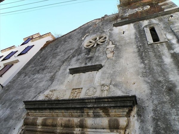 060-Трогир-фронтон церкви Святой Кармелии